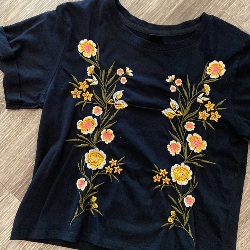 Embroidered short sleeve floral flower boho tee t-shirt black XS NWT NEW